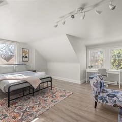 Bright & Cozy Loft | Free Parking | by CLE Clinic