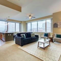 Pet-Friendly 2BR Sleeps 4| Cleveland State, Downtown Cleveland