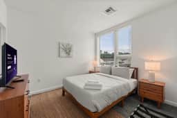 2BR Near Clinic & Case Western w/ Parking