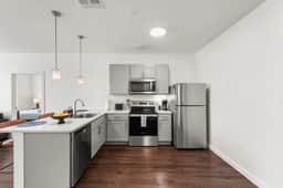 2BR Near Clinic & Case Western w/ Parking