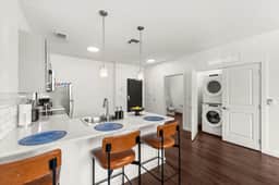 2BR Near Clinic & Case Western w/ Parking
