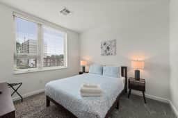 2BR Near Clinic & Case Western w/ Parking
