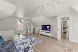 Bright & Cozy Loft | Free Parking | by CLE Clinic - Image 3