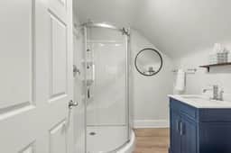 Bright & Cozy Loft | Free Parking | by CLE Clinic - Image 4