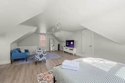 Bright & Cozy Loft | Free Parking | by CLE Clinic
