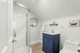 Bright & Cozy Loft | Free Parking | by CLE Clinic