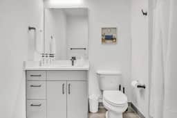 Charming & Central 2BR | Cleveland Clinic
