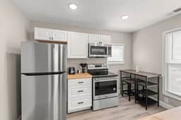 Luxury 3BR Apt Near Cleveland Clinic w/ Parking