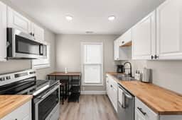 Luxury 3BR Apt Near Cleveland Clinic w/ Parking