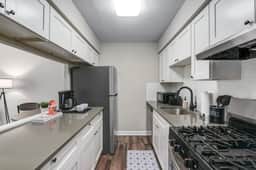 Modern & Updated First Floor 1BR near HWY/Airport