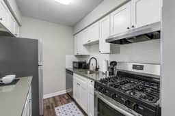 Modern & Updated First Floor 1BR near HWY/Airport