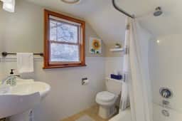 Spacious King Suite near Hall of Fame/Hwy/Airport