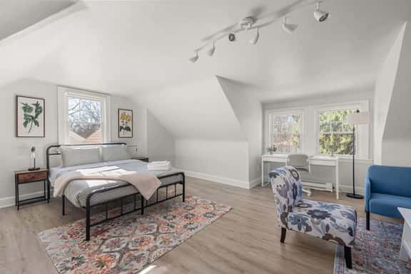 Bright & Cozy Loft | Free Parking | by CLE Clinic - Image 1