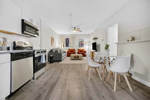 Little Italy 2BR, Sleeps 6 | Red Line Stop | CWRU, Cleveland - Image 1