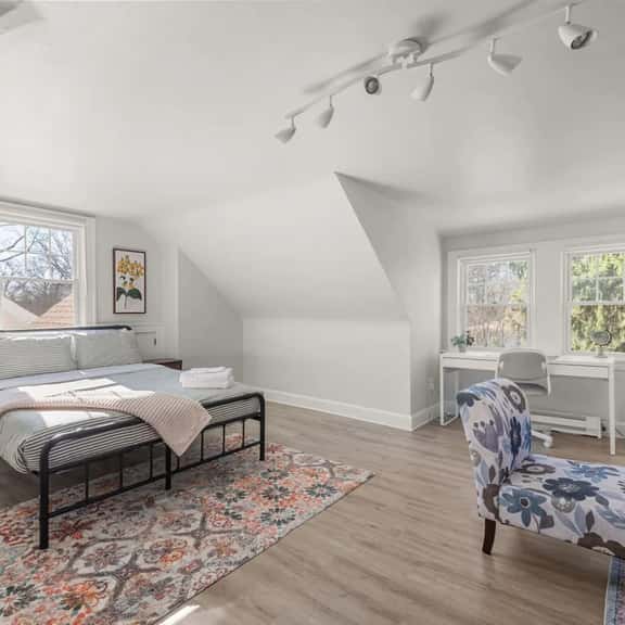 Bright & Cozy Loft | Free Parking | by CLE Clinic - Image 1