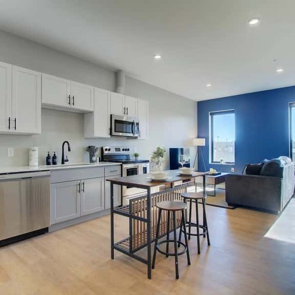 Car-Free 1BR, Shuttle at the Door | Cleveland Clinic, CLE - Image 1