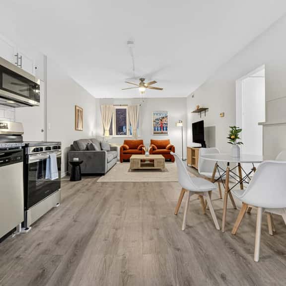 Little Italy 2BR, Sleeps 6 | Red Line Stop | CWRU, Cleveland - Image 1