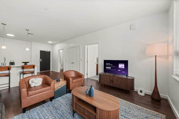 2BR Near Clinic & Case Western w/ Parking