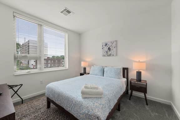 2BR Near Clinic & Case Western w/ Parking