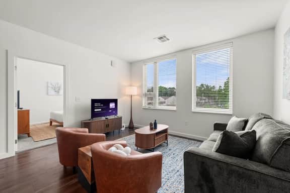 2BR Near Clinic & Case Western w/ Parking