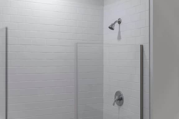 2BR Near Clinic & Case Western w/ Parking