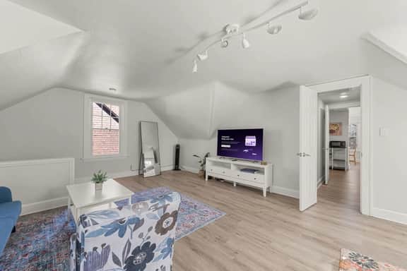 Bright & Cozy Loft | Free Parking | by CLE Clinic - Image 3