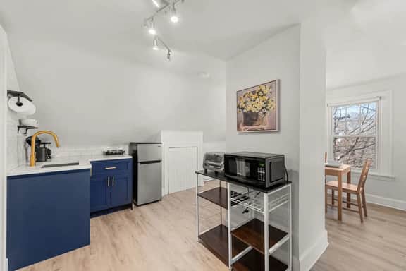 Bright & Cozy Loft | Free Parking | by CLE Clinic - Image 2
