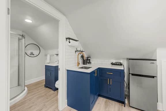 Bright & Cozy Loft | Free Parking | by CLE Clinic