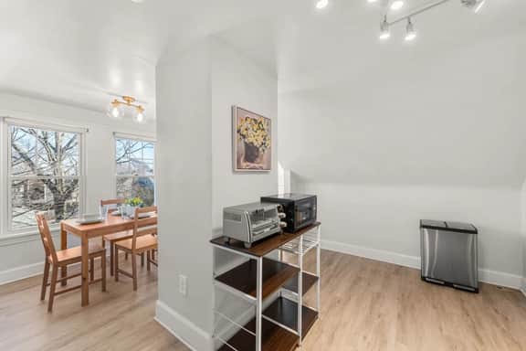 Bright & Cozy Loft | Free Parking | by CLE Clinic