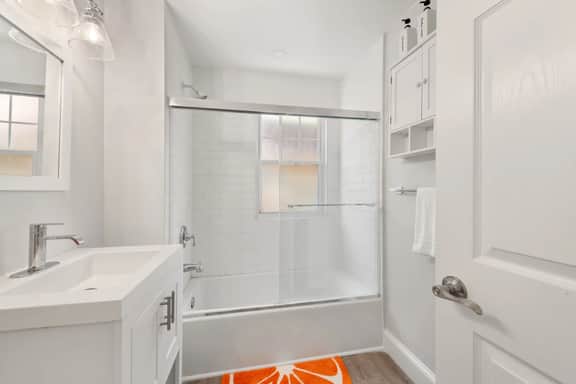 Bright & Peaceful | 2BDR w/ Patio | CLE Clinic