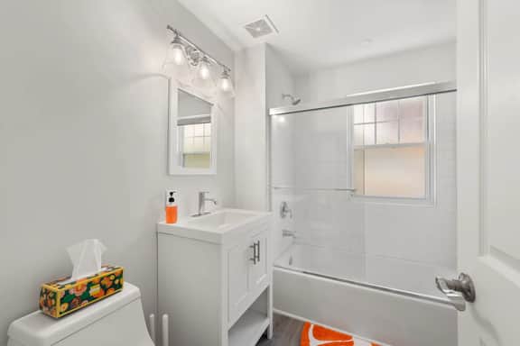 Bright & Peaceful | 2BDR w/ Patio | CLE Clinic