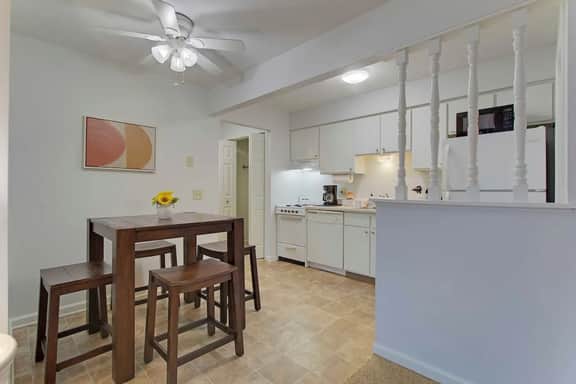 Central & Cozy 1BR near Hall of Fame/Airport