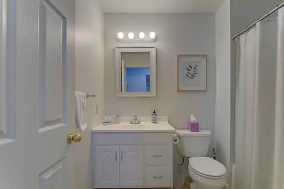 Central & Cozy 1BR near Hall of Fame/Airport