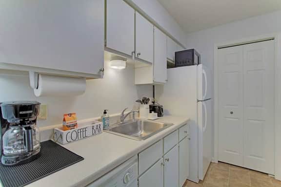 Central & Cozy 1BR near Hall of Fame/Airport