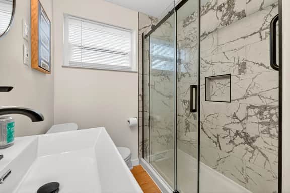 Central Cozy 2BR w/ Garage & Airport Nearby