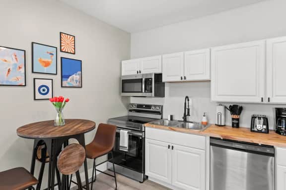 Central 3BR Apt | 3 Min to Cleveland Clinic