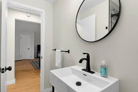 Central Cozy 2BR w/ Garage & Airport Nearby