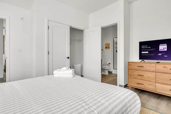 Charming & Central 2BR | Cleveland Clinic