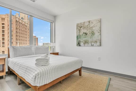 Luxury & Calming 2BR | Cleveland Clinic