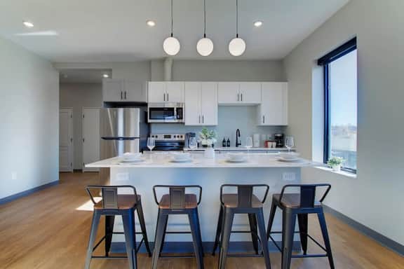 Luxury 2 Bed/2 Bath | Cleveland Clinic | Free Garage