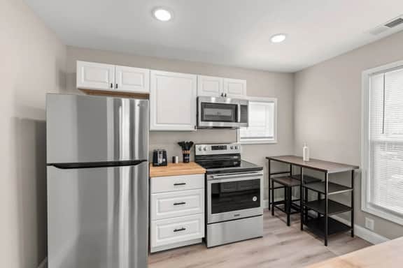 Luxury 3BR Apt Near Cleveland Clinic w/ Parking