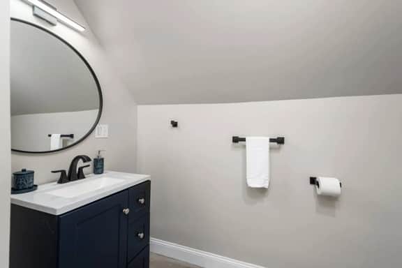 Luxury 3BR Apt Near Cleveland Clinic w/ Parking