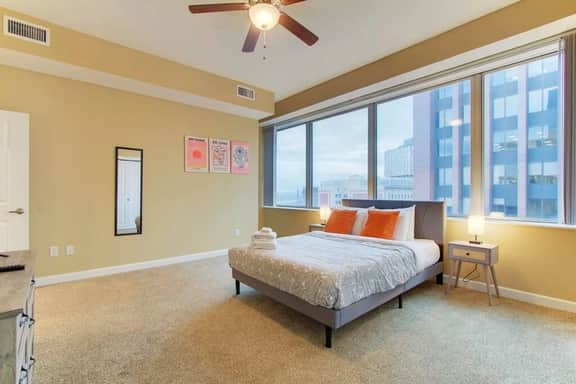 Pet-Friendly 2BR Sleeps 4| Cleveland State, Downtown Cleveland - Image 4