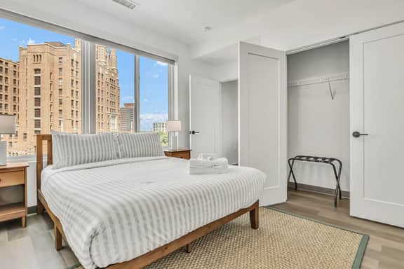 Modern & Elegant 2BR | Cleveland Clinic
