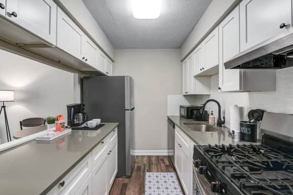 Modern & Updated First Floor 1BR near HWY/Airport