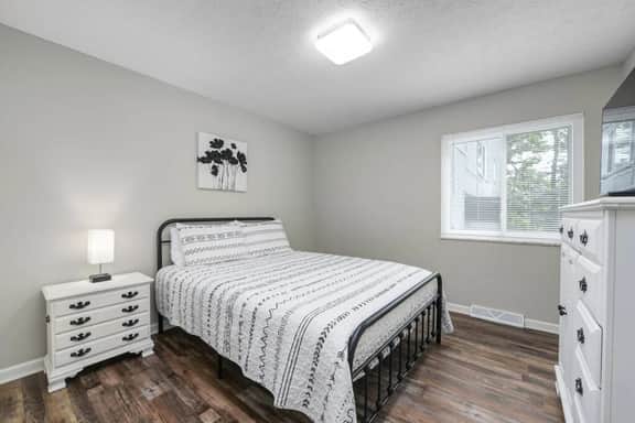Modern & Updated First Floor 1BR near HWY/Airport