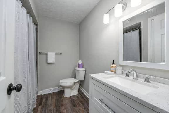 Modern & Updated First Floor 1BR near HWY/Airport