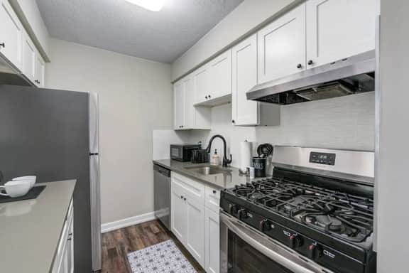 Modern & Updated First Floor 1BR near HWY/Airport