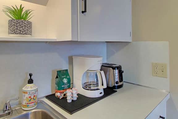 Spacious King Suite near Hall of Fame/Hwy/Airport