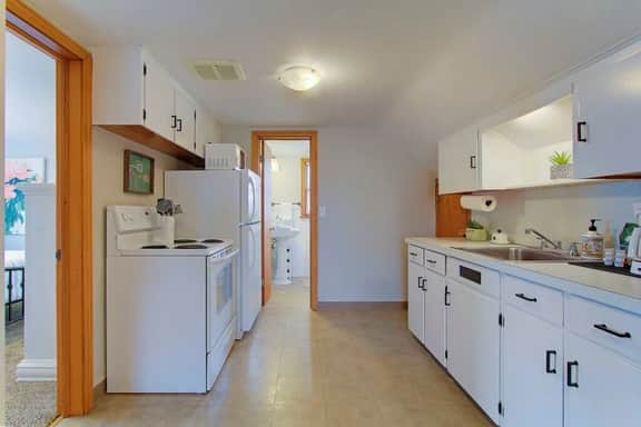 Spacious King Suite near Hall of Fame/Hwy/Airport